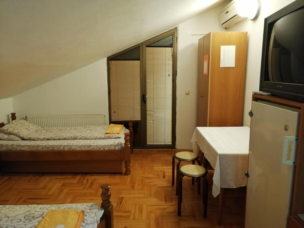 Pansion Velickovic Appartement Niska Banja Buitenkant foto